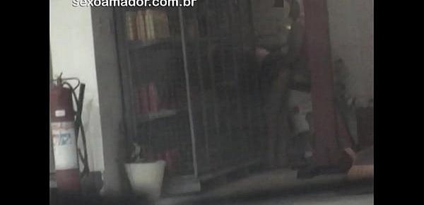  Cliente flagra homem fodendo mulher em área de circulação em posto de gasolina